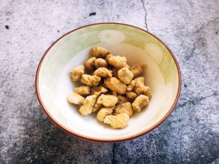 2、做年货 春节聚会宝贝们爱吃的 鲜虾黑胡椒牛肉粒培根披萨,黑胡椒牛肉粒提前解冻备用。