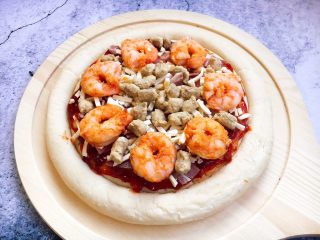 10、做年货 春节聚会宝贝们爱吃的 鲜虾黑胡椒牛肉粒培根披萨,放入黑胡椒牛肉粒。