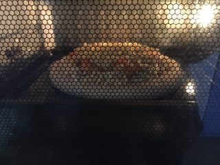 13、做年货 春节聚会宝贝们爱吃的 鲜虾黑胡椒牛肉粒培根披萨,烤箱提前预热5分钟,披萨放入烤箱中层,上下火调至180度,烤至约20分钟左右,芝士融化即可。