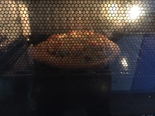 14、做年货 春节聚会宝贝们爱吃的 鲜虾黑胡椒牛肉粒培根披萨,烤披萨的时间要随烤箱的脾气和你所放馅料的多少适当调整。