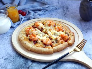 15、做年货 春节聚会宝贝们爱吃的 鲜虾黑胡椒牛肉粒培根披萨,在烤好的披萨饼上可随个人口味撒些芝士粉、研磨的黑胡椒碎等小料。