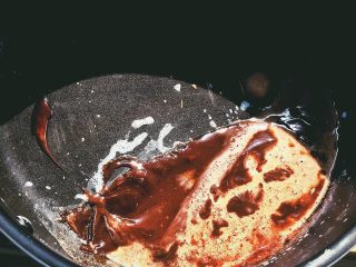 2、快手十分钟的 冰淇淋夹心饼干,加入牛奶，边小火加热边用筷子搅拌