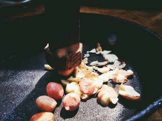 4、快手十分钟的 冰淇淋夹心饼干,将花生捣碎