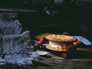 9、快手十分钟的 冰淇淋夹心饼干,放上一片饼干