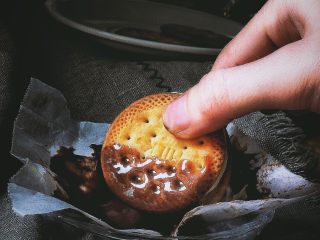 11、快手十分钟的 冰淇淋夹心饼干,放进巧克力酱内沾一下