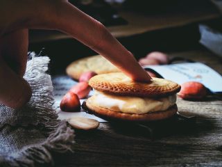 10、快手十分钟的 冰淇淋夹心饼干,轻压一下