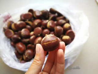 2、香甜栗子泥,中间用刀横切一个小口子。锅中将水烧开，关火后立马放入板栗，焖五分钟之后再开盖去壳。