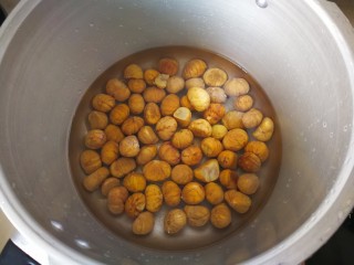 3、香甜栗子泥,板栗去壳后加入适量的清水，放入高压锅中，上气后煮五分钟。