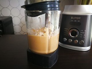 4、香甜栗子泥,将板栗连着煮板栗的水一起放入破壁料理机中打成泥。