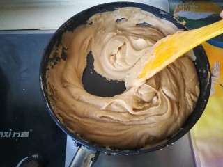 7、香甜栗子泥,开中小火不停的翻炒，一定要记住一边炒一边翻动。20分钟之后，锅底已经不太粘了。