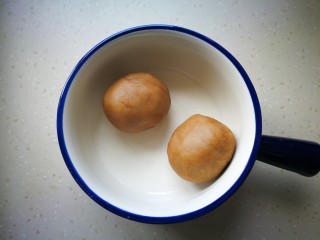 10、香甜栗子泥,栗子泥冷却后分成50克每份，滚成圆形。