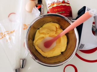 1、黄油曲奇,准备好所有材料