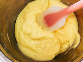 5、黄油曲奇,糖都混合进去后，用硅胶铲把边上的都刮进去。