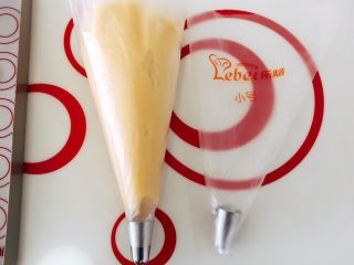 7、黄油曲奇,我用了三个挤花袋，硅胶的大号挤花袋用来装曲奇糊。塑胶的二个分别放了花嘴，这样换花型很方便，而且挤完后花嘴挺干净的。