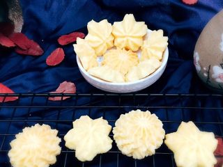 11、黄油曲奇,曲奇很酥松，很好吃。浓浓的黄油味，老远都能闻到????