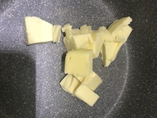 2、蓝莓酸奶慕斯,黄油切小块，彻底融化