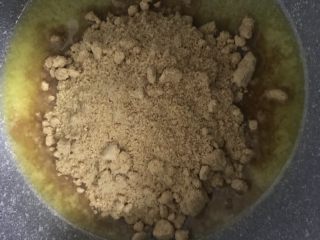 3、蓝莓酸奶慕斯,拌入打成粉的消化饼干里拌匀