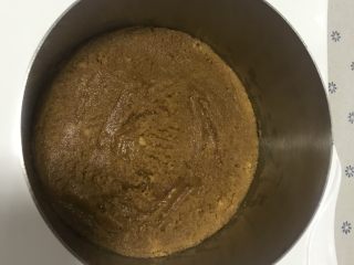 4、蓝莓酸奶慕斯,倒入慕斯圈，压平整