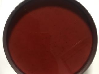 16、蓝莓酸奶慕斯,把镜面倒入已经冻成固体的慕斯层，继续放入冰箱，冷藏4小时以上（我一般会把它冷藏一夜）