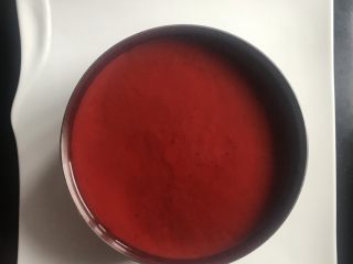 17、蓝莓酸奶慕斯,取出后用电吹风吹一下周围，就可以轻松脱模，随意装饰下表面