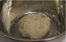 1、彩椒牛肉披萨,将粉类放在一起搅匀,加入食用油、温水揉成面团, 用湿布盖着放在烤箱里发酵1.5-2小时