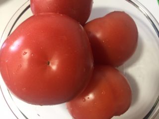 1、自制披萨酱(番茄酱),番茄洗干净