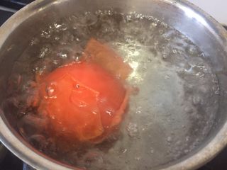 2、自制披萨酱(番茄酱),放入开水中烫一下去皮