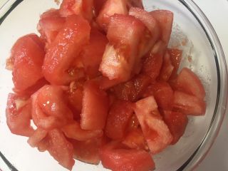 4、自制披萨酱(番茄酱),番茄去蒂，然后切块