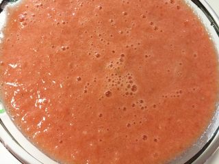 5、自制披萨酱(番茄酱),番茄放入料理机打碎，你可以不用打太细