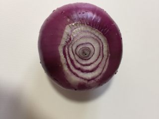 6、自制披萨酱(番茄酱),洋葱洗干净，切好所需的量