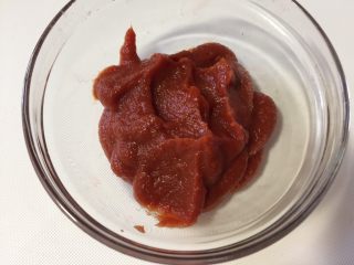 8、自制披萨酱(番茄酱),准备适量的番茄浓缩膏，这样成品颜色会比较好看