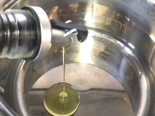 9、自制披萨酱(番茄酱),厚底锅里放入橄榄油