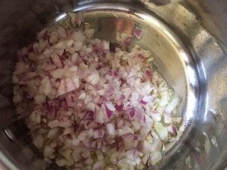 10、自制披萨酱(番茄酱),把洋葱倒入炒香炒软