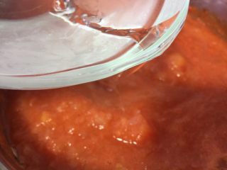 12、自制披萨酱(番茄酱),加入纯净水，大火烧开