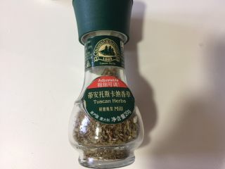 14、自制披萨酱(番茄酱),再加入适量的混合香草，这个意大利香草是我最喜欢的