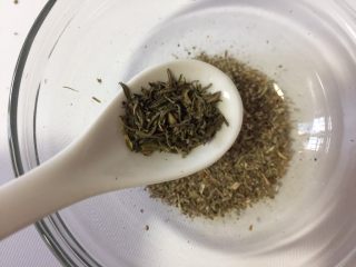 15、自制披萨酱(番茄酱),再加入少量的迷迭香