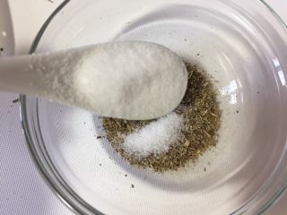 16、自制披萨酱(番茄酱),加入一勺盐