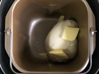 2、香肠玉米奶酪面包,约揉至15分钟，面团成型后加入黄油。