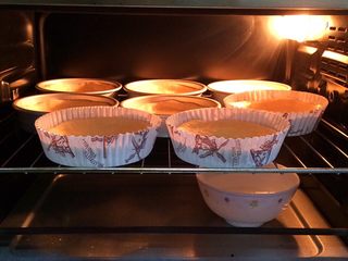 8、香肠玉米奶酪面包,入烤箱内进行二次发酵，在烤箱底下放一碗热水保持湿度，约发至两倍大。