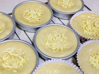 10、香肠玉米奶酪面包,放上适量的马苏里拉奶酪。