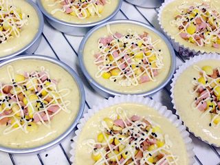 12、香肠玉米奶酪面包,挤上沙拉酱，撒上少许黑芝麻。