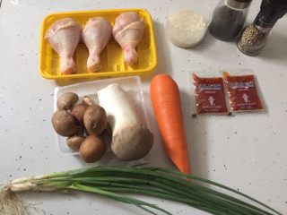 1、鸡腿包饭,准备好材料