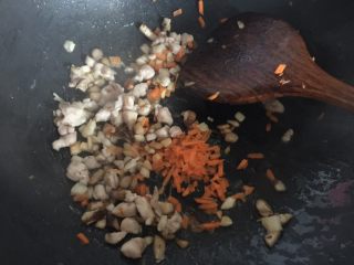 8、鸡腿包饭,再放入胡萝卜丁炒