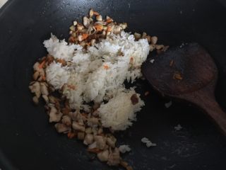 9、鸡腿包饭,再加入米饭炒散
