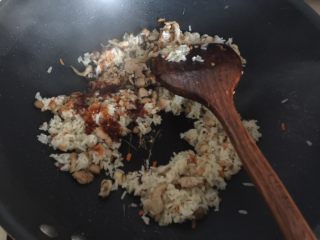 10、鸡腿包饭,加入蚝油、生抽炒