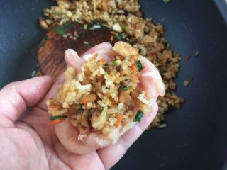 13、鸡腿包饭,米饭放凉后将米饭包入鸡腿中