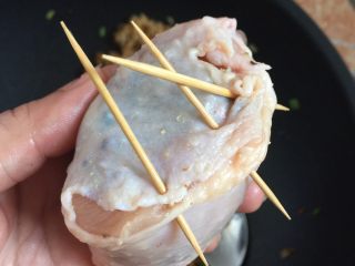 14、鸡腿包饭,尽可能的塞入，塞得鼓鼓的即可，然后封口处用牙签固定