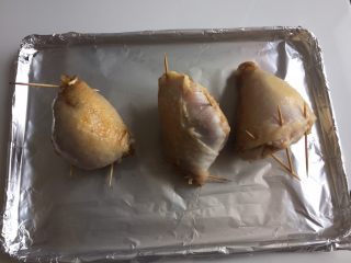 17、鸡腿包饭,烤盘铺上锡纸，将鸡腿放入烤盘中