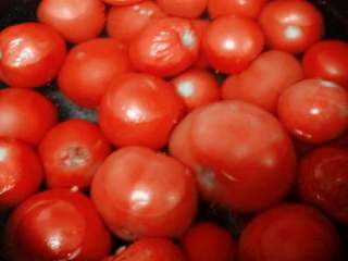 1、自制番茄沙司+#夏天的味道#,西红柿洗净控干