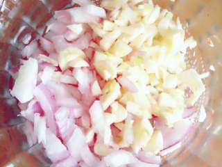 2、自制番茄沙司+#夏天的味道#,切好葱蒜待用